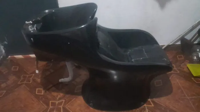 Vendo 2 materiais de salão, um lavatório de cabelo usado, uma maca de 3 posições preta.