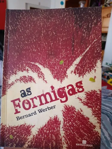 Vendo o primeiro volume da trilogia O Império das Formigas