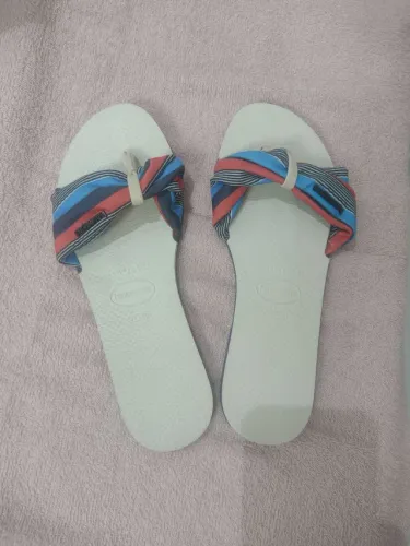 Sandálias Havaianas semi nova usada apenas uma vez