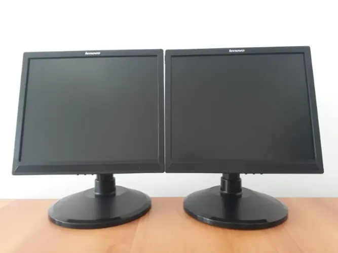 Dois monitores iguais 17"