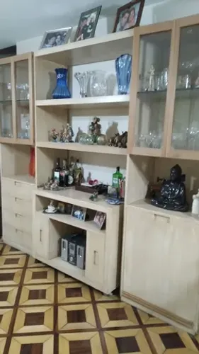 Estante com 2 portas de vidros e peça central removível