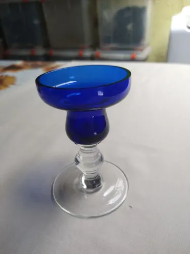 Veleiro ou taça de vidro azul.