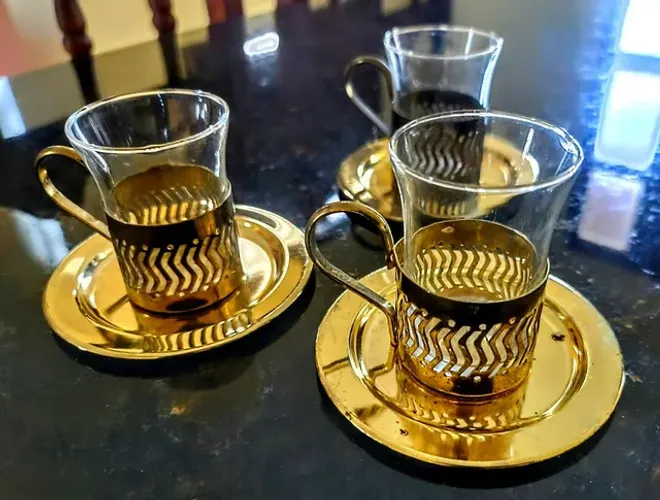 De$190 por$160 Conjunto de xícara e pires dourado para cafezinho ou chá