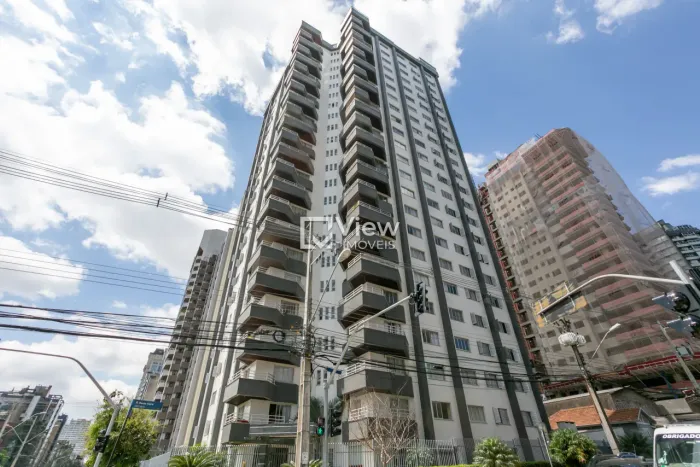 Excelente apartamento espaçoso no coração do Batel, com 4 dormitórios, sendo 2 suites, e c