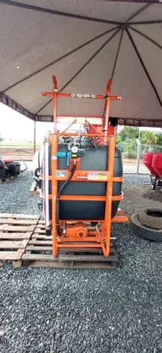 Pulverizador de 600 lts de barra de 12 mts