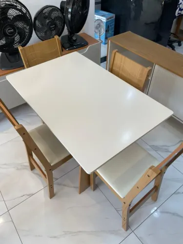 Mesa de jantar em MDF 4 Cadeiras 