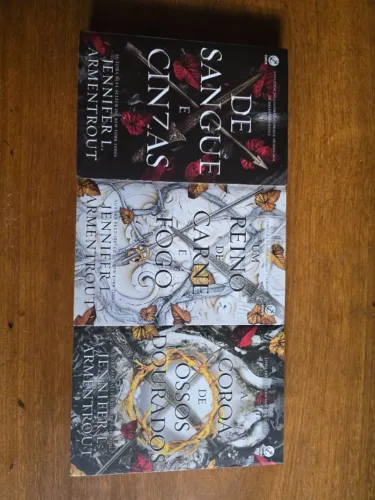 3 livros da série Sangue e Cinzas, de Jennifer L. Armentrout