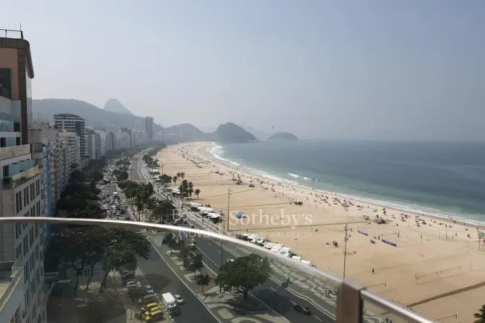 Cobertura linear de frente para a praia de Copacabana com vista total para o mar