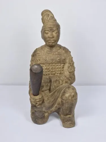 Estatueta de Guerreiro em terracota, uma réplica em escala reduzida