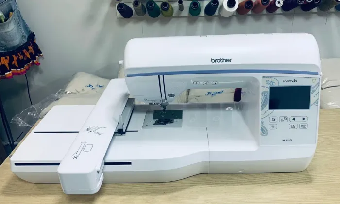 Máquina de bordar doméstica 