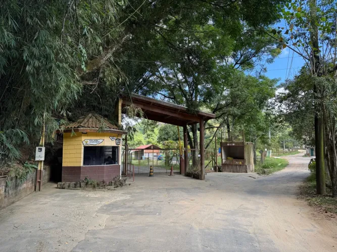 Vendo área 2500m condomínio de chácara 