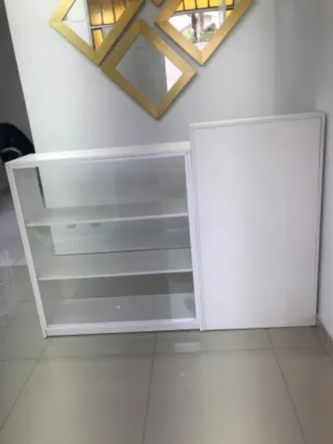 Balcão de Recepção com Vitrine