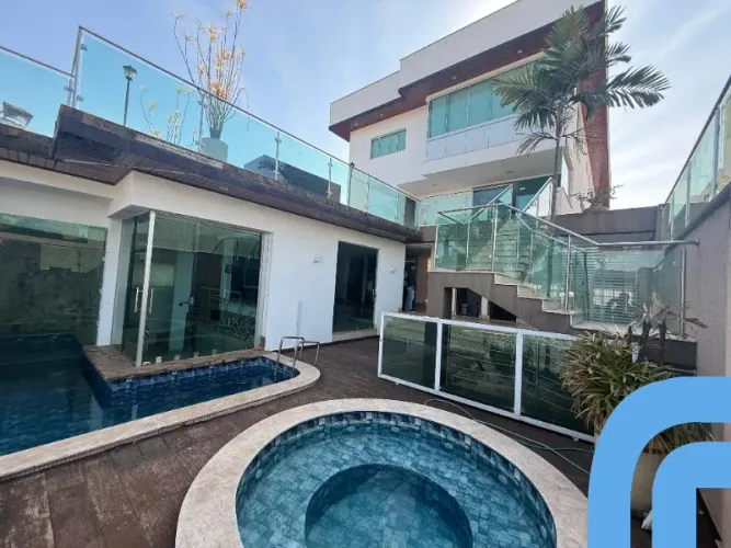 Residência de Luxo no Condomínio do Lago: 4 Quartos, 4 Suítes, Área Gourmet e Muito Mais!