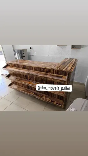 Balcão de madeira de pallet rústico com expositores