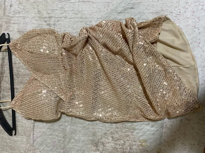 Vestido de festa com paetês dourados