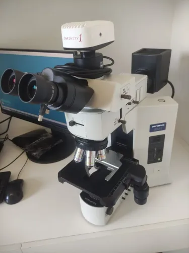 Microscópio Olympus BX51 com 5 Objetivas.
