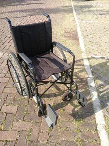 cadeira de rodas cds m2000 pneus infláveis novíssima usada 1 vez estabelecimento comercial