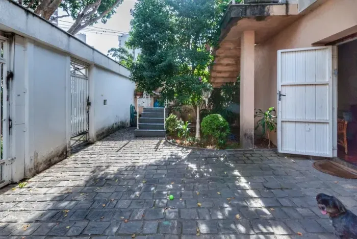 Vendo casa ampla bem localizada com quintal no Petrópolis! Aceito proposta