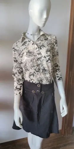 Camisa estampada rica em detalhes P com saia de Moletom número 38. Valor de cada peça.