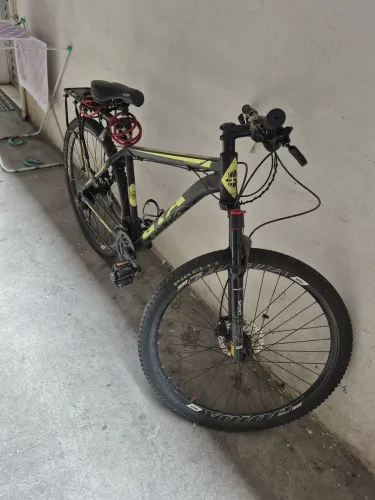 Bike aro 29 Freio hidráulico e suspensão com trava