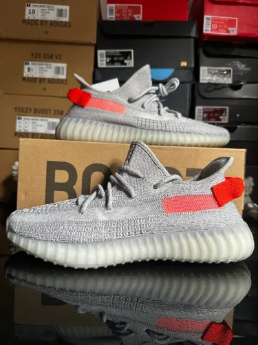 Adidas Yeezy Boost 350 V2 Tail Light - tamanho 41BR, original (617)