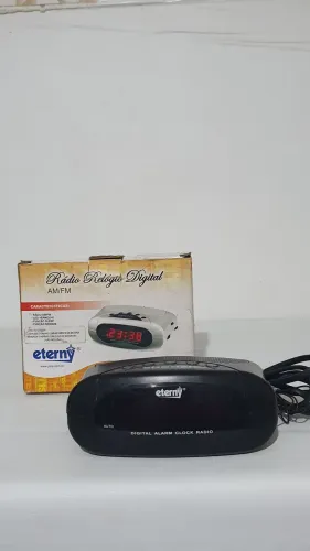 Rádio relógio digital AM/FM Snooze Eterny funcionando