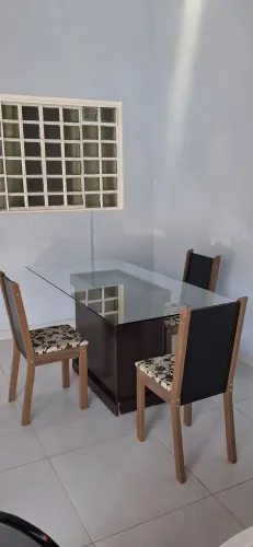 VENDE MESA DE VIDRO 1,60×0,80 , COM 3 CADEIRAS.