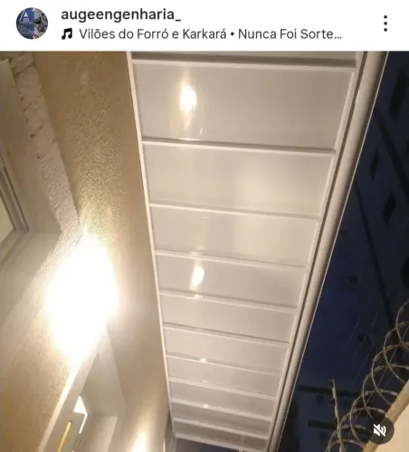 Toldos,  garagens e coberturas em geral.
