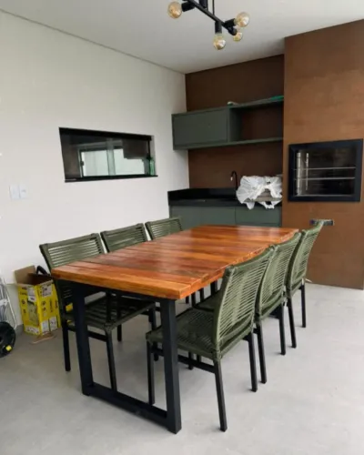 MESA DE MADEIRA COM CADEIRAS DE CORDA NÁUTICA