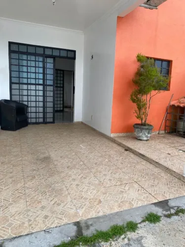 ALUGO / ESSA CASA BEM LOCALIZADA EM FLORES / RESIDENCIAL FECHADO E SEMIMOBILIADA.