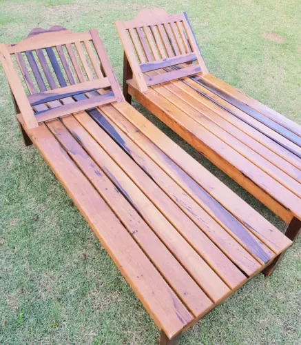 2 espreguiçadeiras de madeira para relaxar