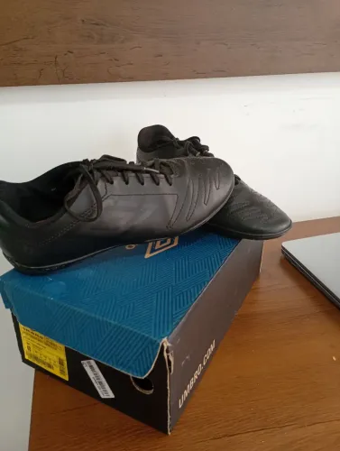 Chuteira UMBRO original na caixa