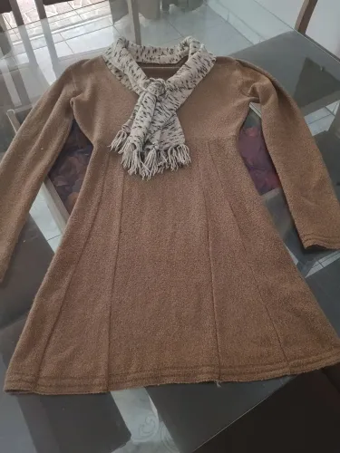Vestido marrom com gola de cachecol