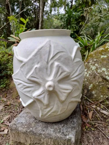 Vaso Decorativo Esculpido com Detalhes Florais