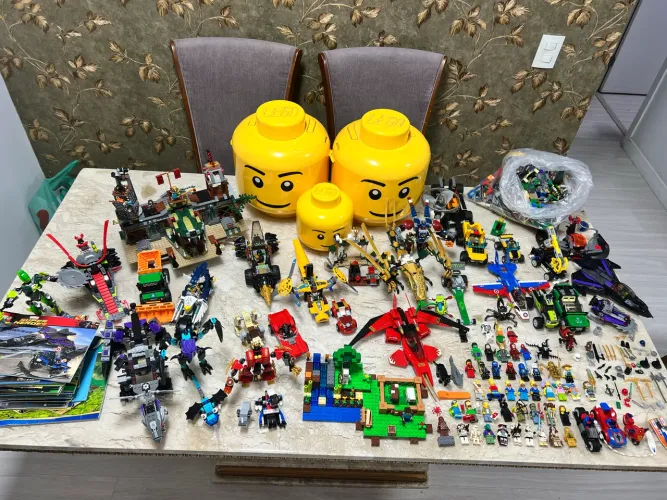 Kit LEGO (Construções, veículos, bonecos, manuais e peças aleatórias)
