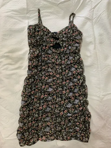 Vestido curto florido forever 21