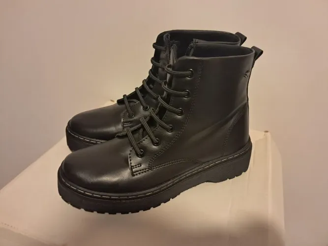 Coturno preto de couro