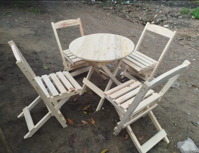 Jogo de mesa e cadeiras madeira