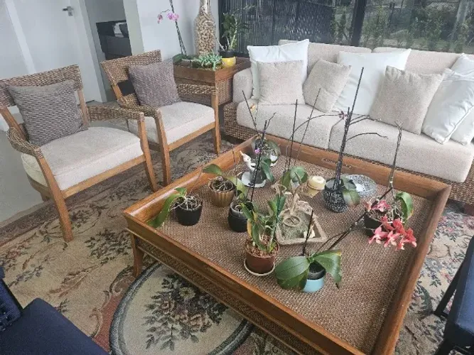 Jogo completo de sofá com mesa de centro e aparadores 