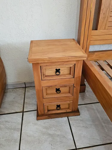 Mesa de Cabeceira de Madeira Maciça em peroba rosa