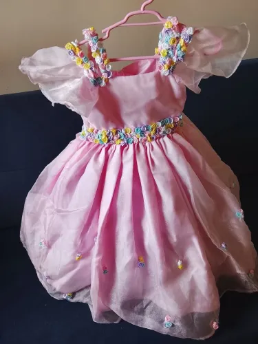 Vestido para festa infantil com flores infantil ( 1 ano) mas veste até 3