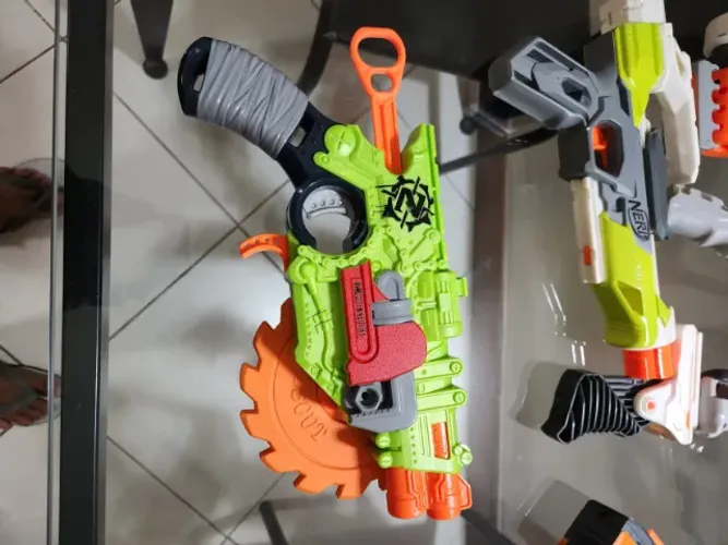 Nerf zombiestrike perfeito estado com serra que gira