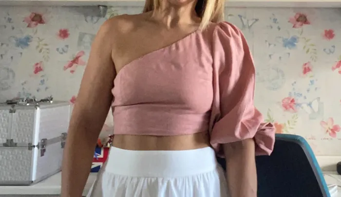 Cropped ombro só goiaba de linho da Boah