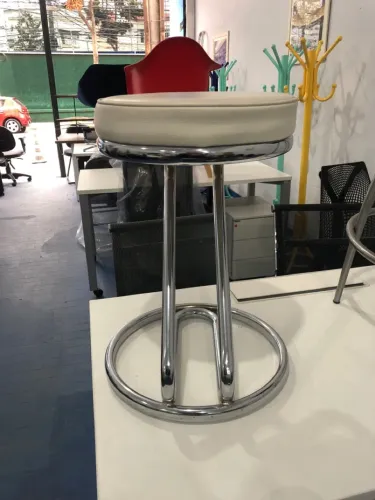 Banquinho com assento estofado e estrutura cromada