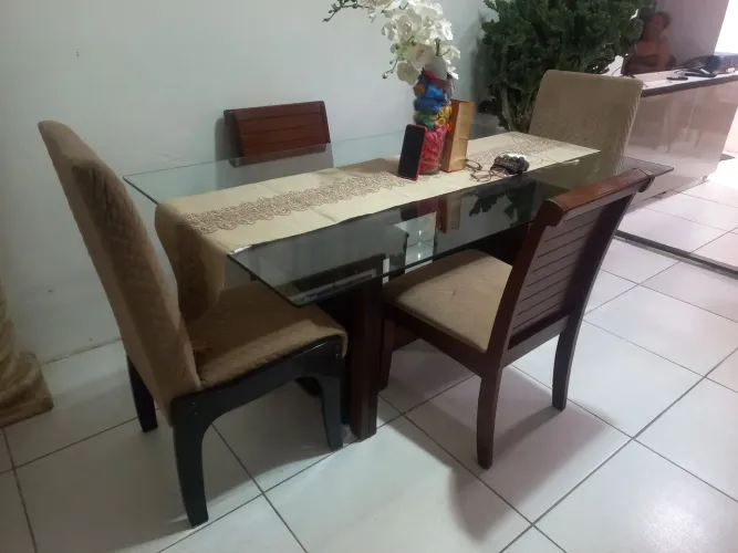 Mesa de Jantar com tampo de vidro e 4 cadeiras