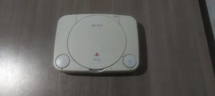 Playstation one liga da imagem mais esta com mal contato no botao  e dificuldade de le cd