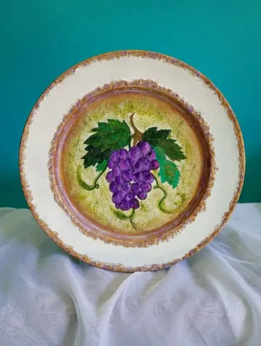 Prato decorativo de parede em metal pintado a mão com cacho de uvas