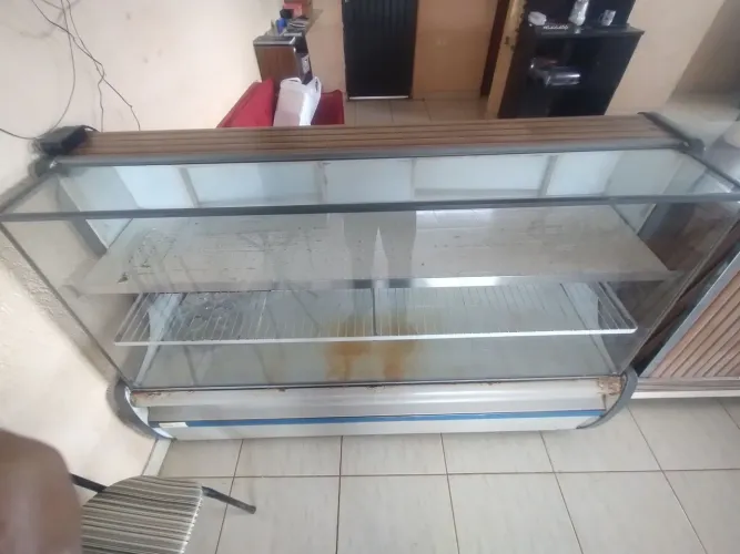 Vendo balcão expositor refrigerado seminovo funcionando perfeitamente gelando muito