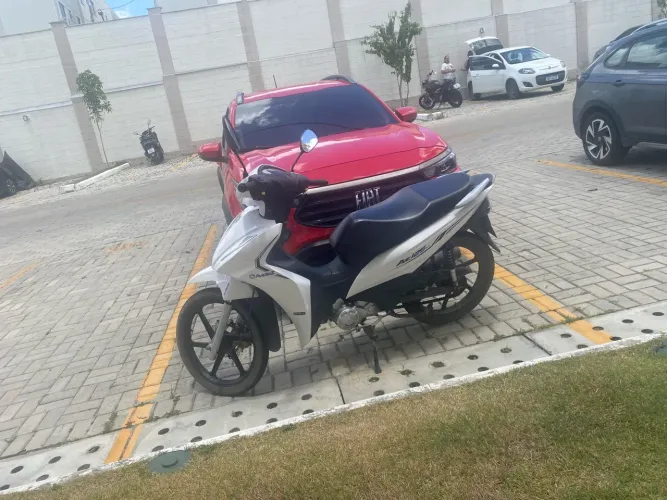 MOTO AVELOZ - 125cc - ÚNICA DONA - 5000 KM RODADOS - NOVINHA