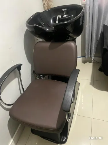 Lavatório de salão com Cuba de louça e cadeira reclinável em boas condições